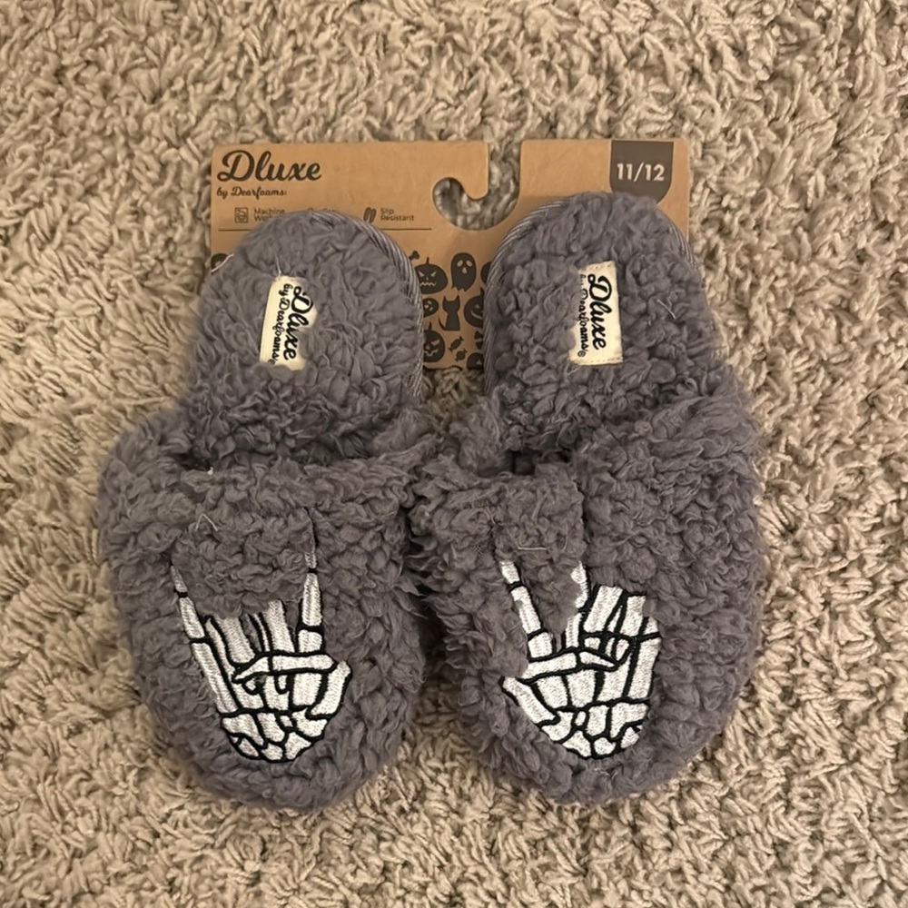 Dearfoams Gray Cozy Plush Slippers with Iconic Design